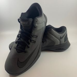 Nike Air Versitile 2 | Black Metallic Grey | Size 8